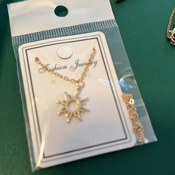 Bundle of random jewelry - Picture 2 of 8